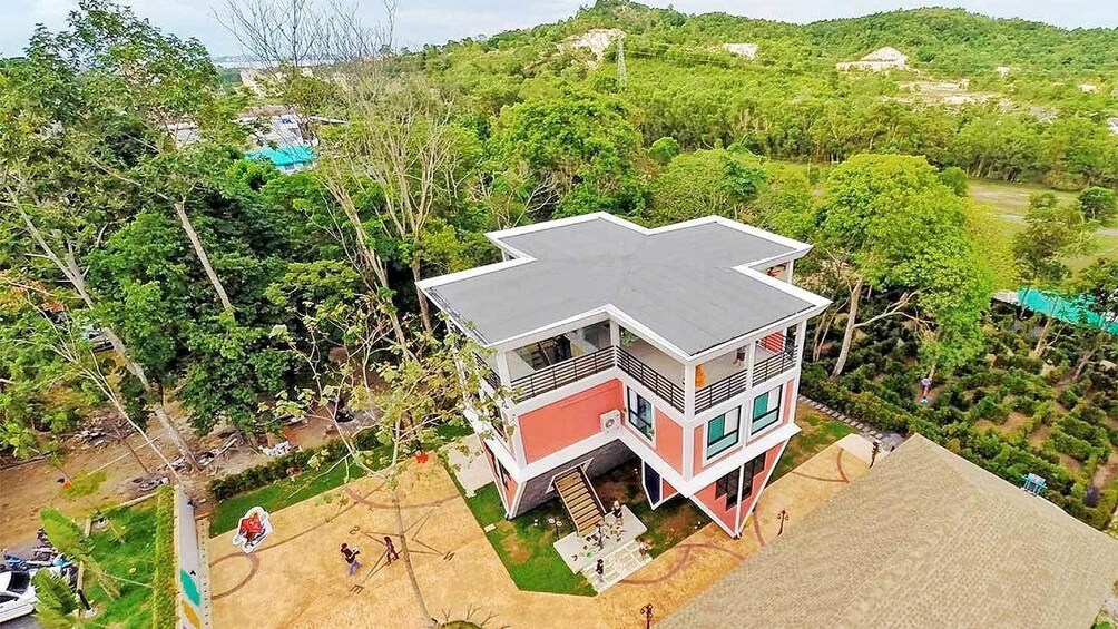 แสดงภาพที่ 1 จาก 5 View outside The Upside Down House Phuket