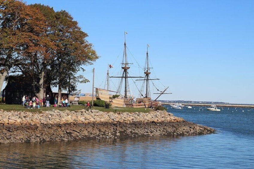 Explore the beautiful seacoast of New England on this full-day tour.