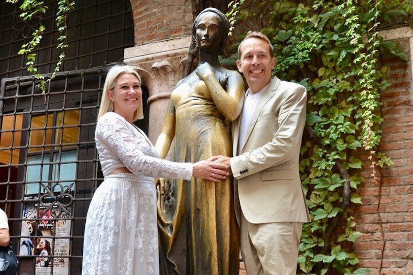 romantic photo shoot in verona Juliet's house