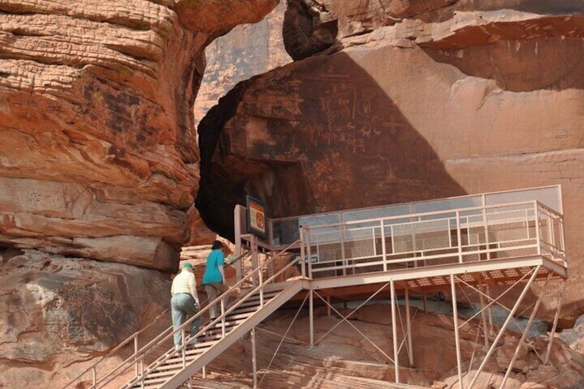 Valley of Fire Scenic and Lost City Museum Tour in Las Vegas