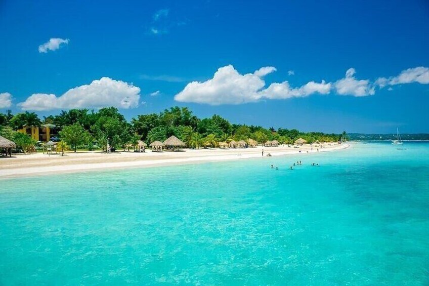 Seven Miles Beach & Rick’s Cafe Private Tour From Montego Bay