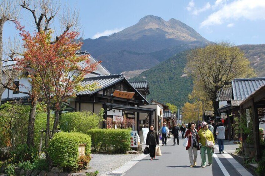 Yunotsubo Kaido Street runs through the center of the popular hot spring town of Yufuin, leading from Yufuin Station to Lake Kinrinko.