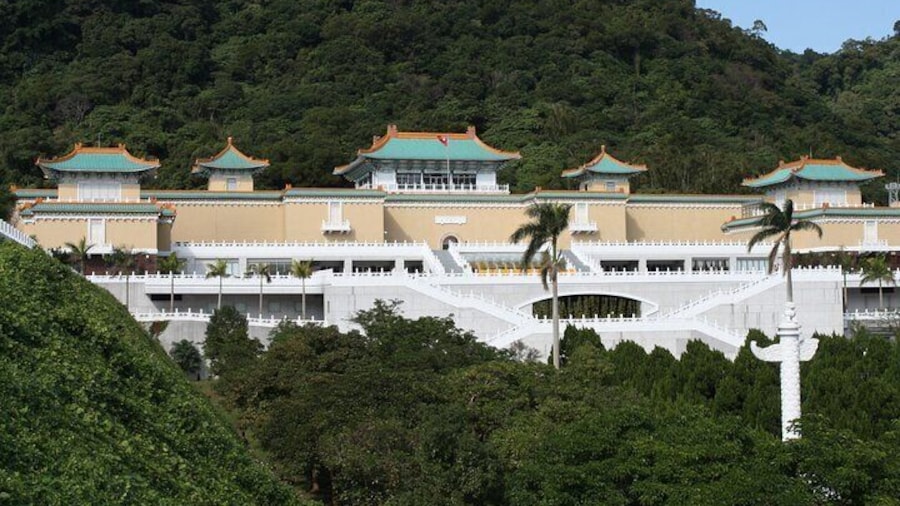 One-Day Historical and Heritage Tour in Taipei
