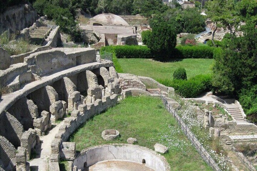 From here you can admire the remains of various residences and spa complexes dating back to Roman times, today partially submerged by the waters in front of the modern port.