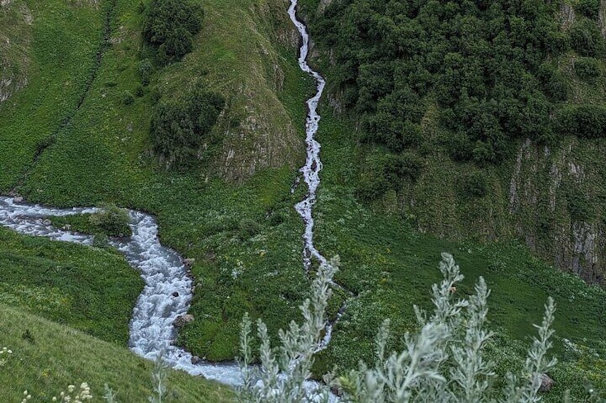 Waterfalls and small mountain rivers alongside the route
