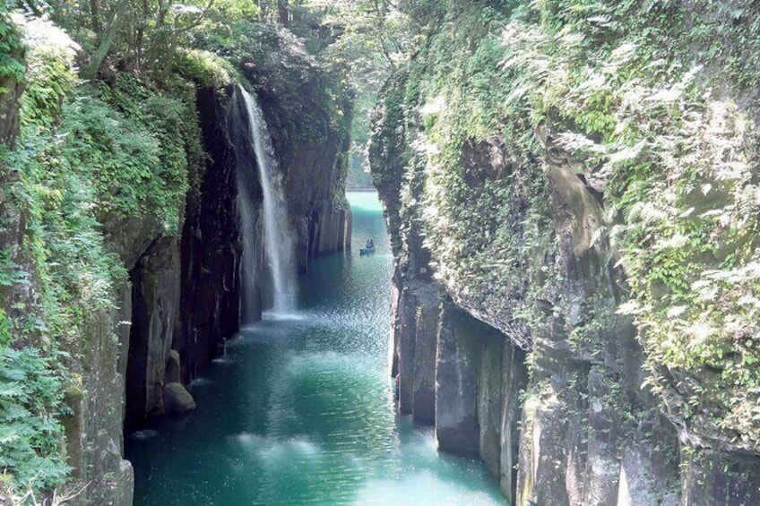 Takachiho Gorge's rental boats can accommodate up to three people.

The cost is ¥4100 or ¥5100 (approx. USD 30-40) per boat. 

*You can make your own reservation online.
