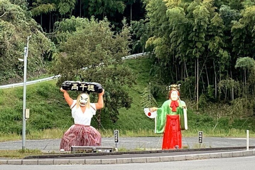 Welcome to Takachiho.
A demon and a princess welcome you!