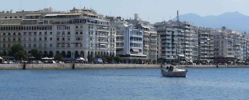 Visite du port de la ligne de flottaison en voilier de Thessalonique