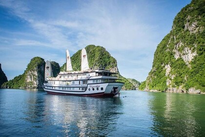 From Hanoi: 2-Day Bai Tu Long Bay Luxury Cruise with Jacuzzi