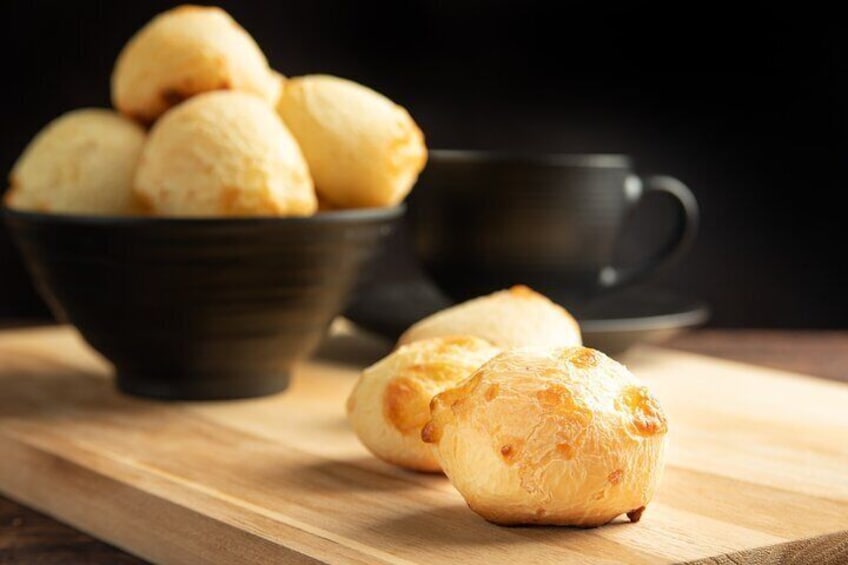 learn to make Brazil's contribution to bread: the Pao de Queijo