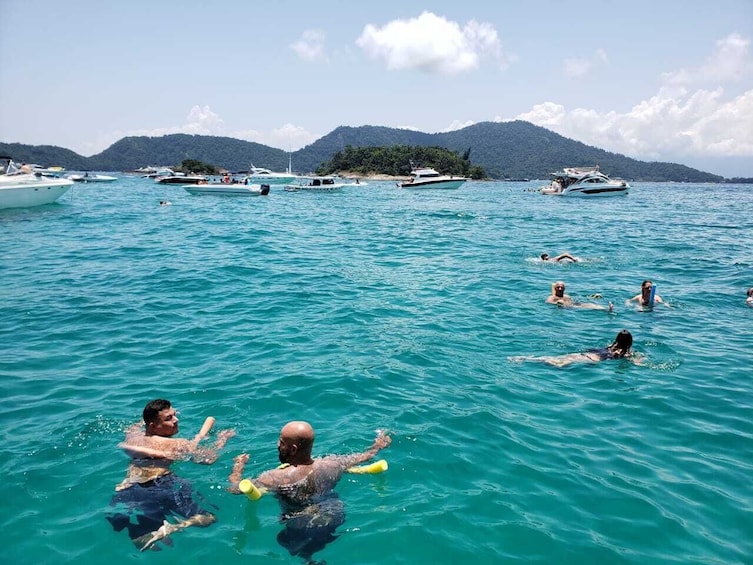 Speedboat Tour to the Paradise Islands of Angra dos Reis with Lunch 