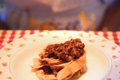 Bologna: Corso di cucina casalinga di tagliatelle e ragù con vino