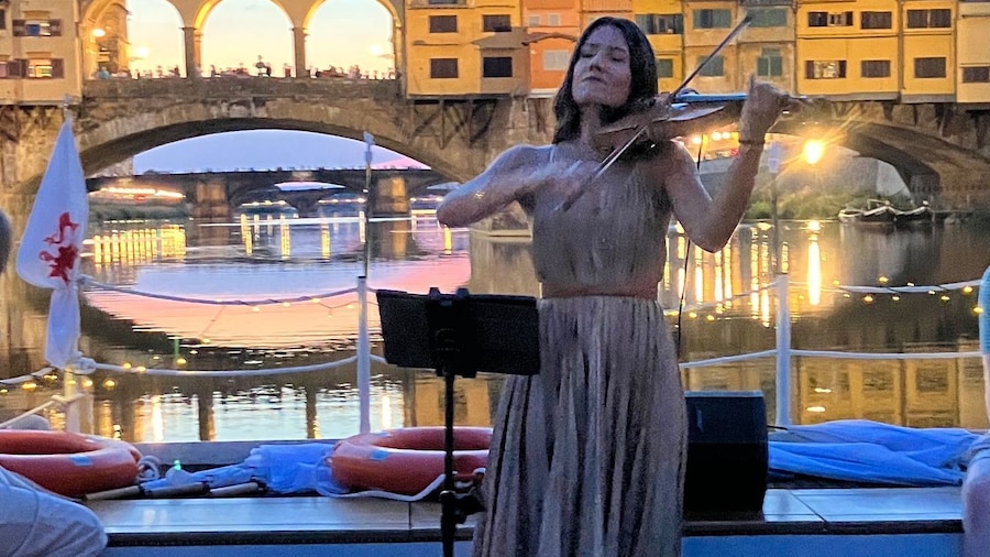 Florence: Arno River Cruise with a Live Concert
