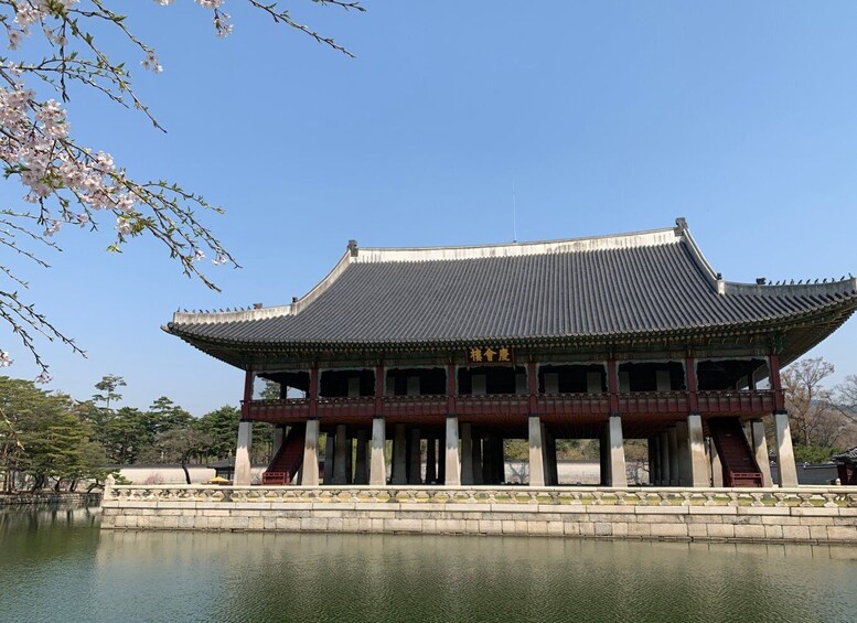 Picture 17 for Activity Seoul: Ancient Palaces and Scenic Points Walking Tour