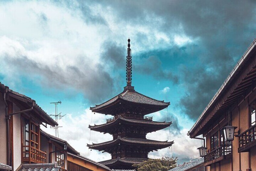  2 Hour Walking Historic Gion Tour in Kyoto Geisha Spotting Area