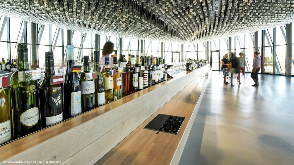 Charger l’élément 1 sur 5. Wine bar in La Cité du Vin in Bordeaux