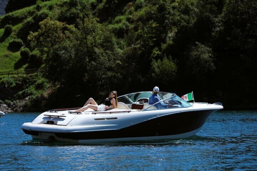 2-Hour Elegant Private Boat Cruise on Lake Como