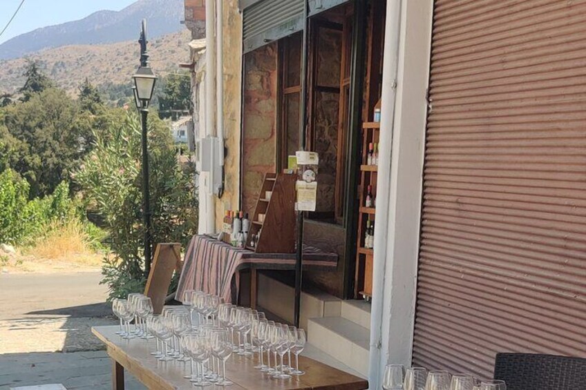 Private tasting of 6 cretan wines in Fres village, Chania