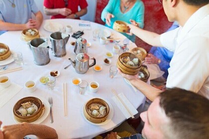Smaker av NYC Chinatown Food and History Walking Tour med FNYT
