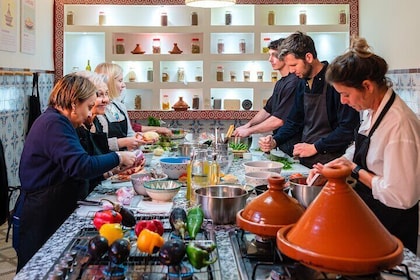 Clase de cocina marroquí con visita al mercado y comida.