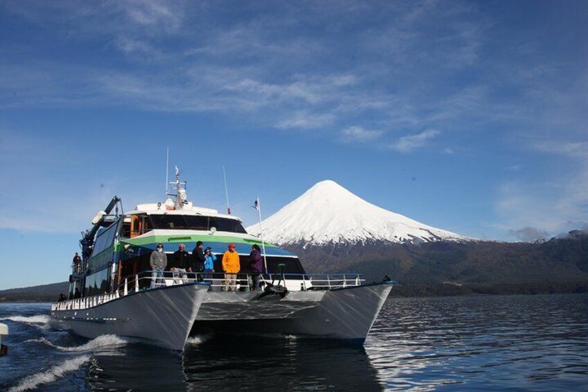 Catamaran Lagos Andinos, Lago Todos los Santos, Chile