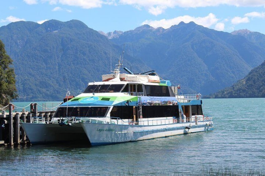 Catamaran Lagos Andinos, Lago Todos los Santos, Chile