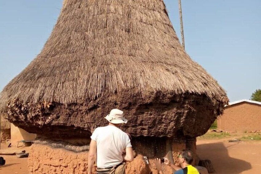 Visit the traditional huts of Niofoin in the north of Côte d'Ivoire