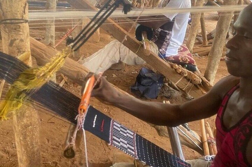 Glimpse of an ancestral weaver in action, in the village of Waraniene