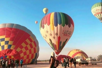Vol en montgolfière au lever du soleil au-dessus de Louxor