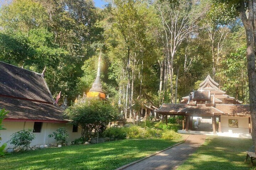 Private Doi Suthep, Pha Lat Temple and Sticky Waterfall Tour