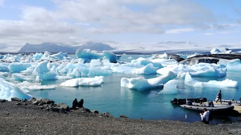 Private Jökulsárlón Glacier Lagoon & South Coast Full-Day Tour