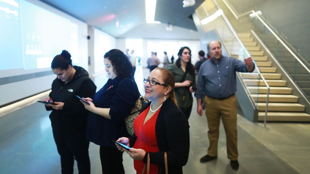 Charger l’élément 5 sur 5. Group goes through exhibit at Edward M. Kennedy Institute in Boston