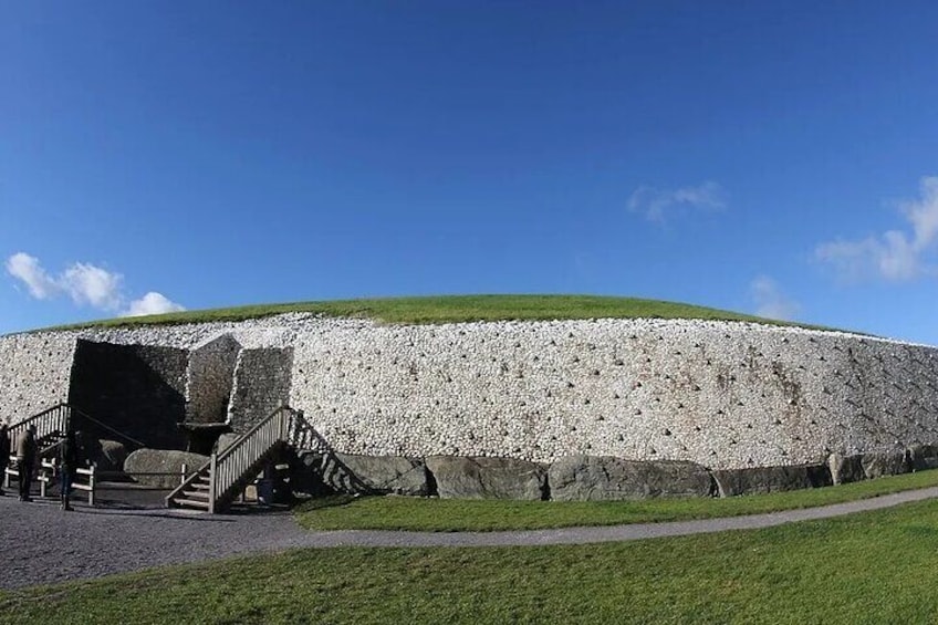 Newgrange and The Hill of Tara Private Tour in Luxury Car