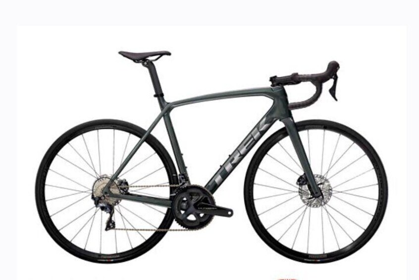 Émonda SL 6 Disc has all the advantages of an ultra-light carbon road bike, with the added benefit of aero tube shaping that will make you faster on flats and up climbs, too. 