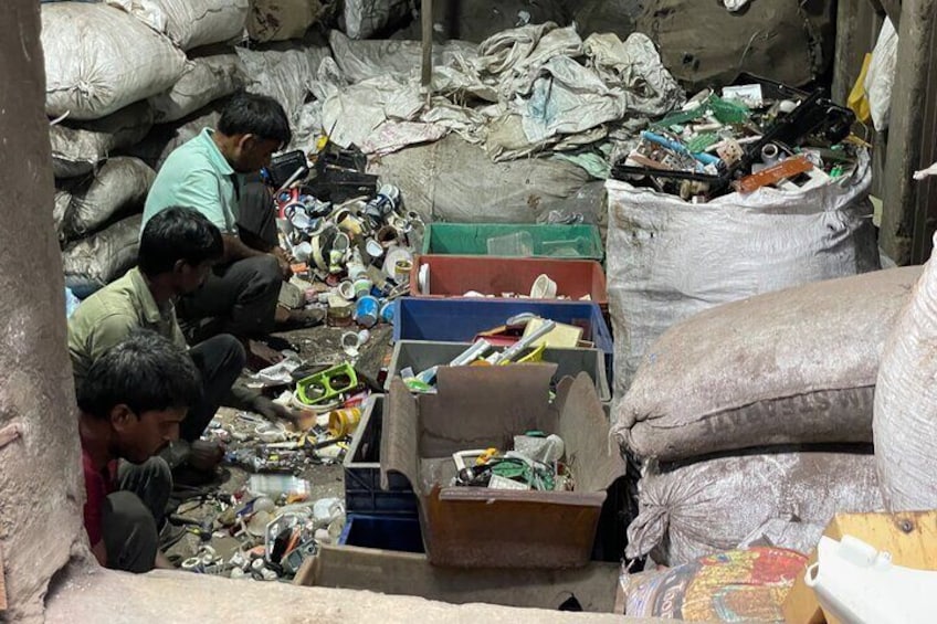 Plastic sorting in the slum tour