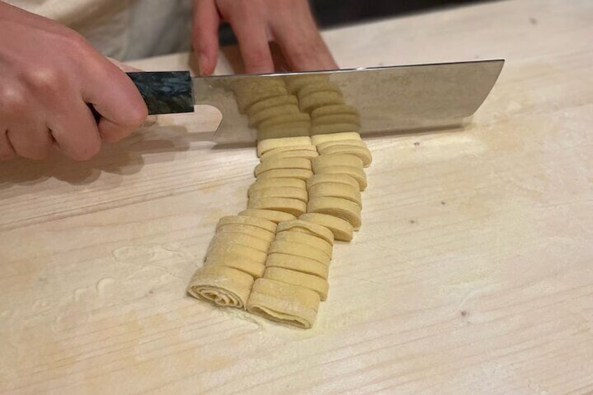 Cutting the pasta