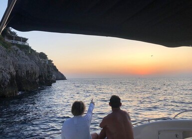 Au départ de Sorrento : Croisière au coucher du soleil sur la côte de Sorre...