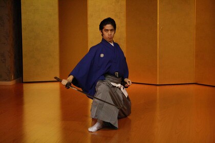 Kioto: espectáculo tradicional de danza con espadas samurái Kenbu