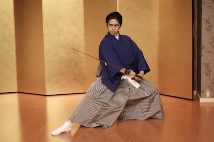 Kyoto: Spettacolo di danza tradizionale con la spada di Samurai Kenbu