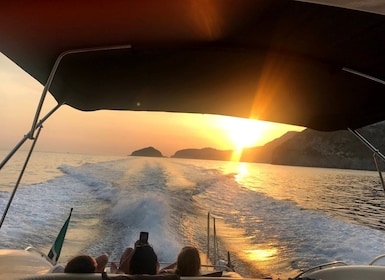 Vanuit Sorrento: Capri privé boottocht bij zonsondergang