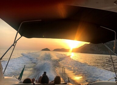 Au départ de Sorrente : Excursion privée en bateau au coucher du soleil à C...