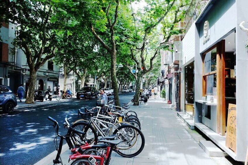 3 Hour Guided City Walk Tour in Shanghai with Local Food