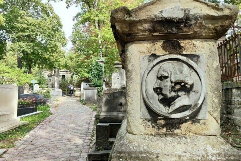 Private Self Guided Walking Tour in Père Lachaise Cemetery Paris