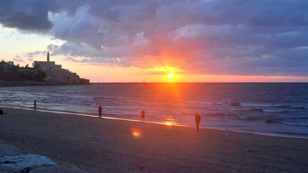 Foto 2 von 5 laden Shore of Tel Aviv at sunset
