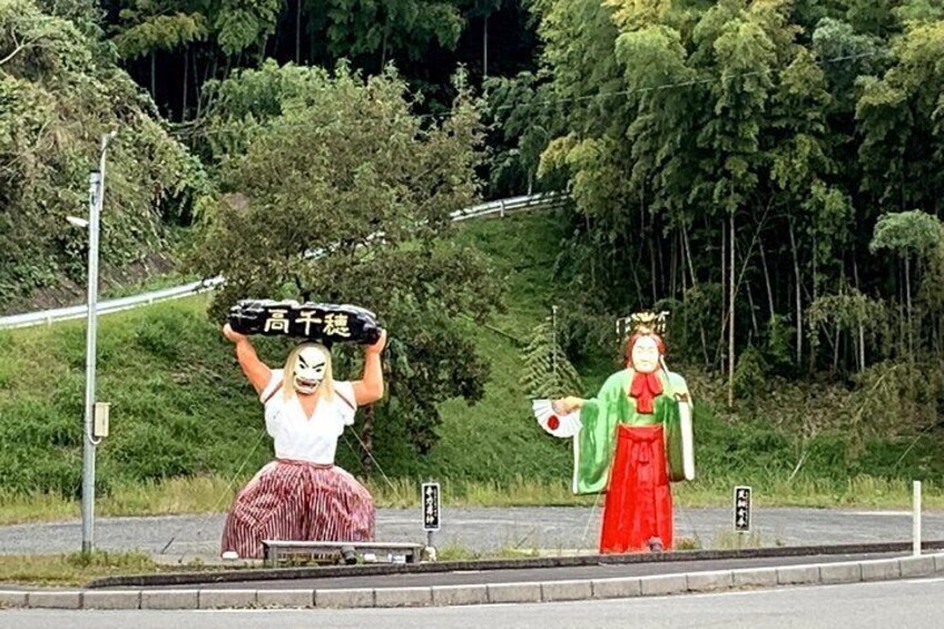 A demon and a princess welcome you at the entrance of Takachiho.