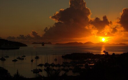 Crucero con cócteles al atardecer a bordo de Breakaway Charters en Sapphire