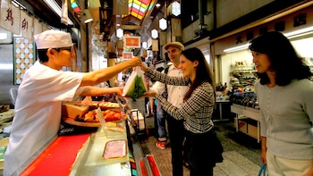 Small-Group Tour of Nishiki Market with Sake Tasting & Cooking Course