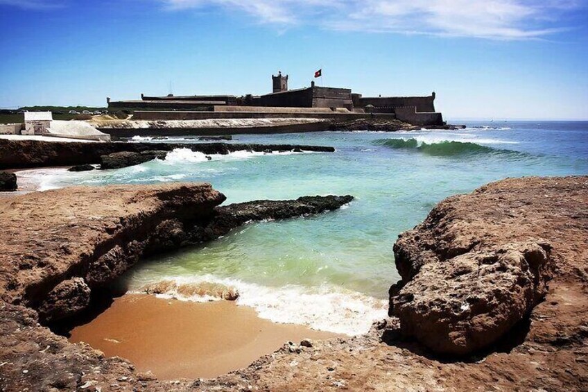 Private Paradise Beaches and Famous Beach Bars Tour in Lisbon
