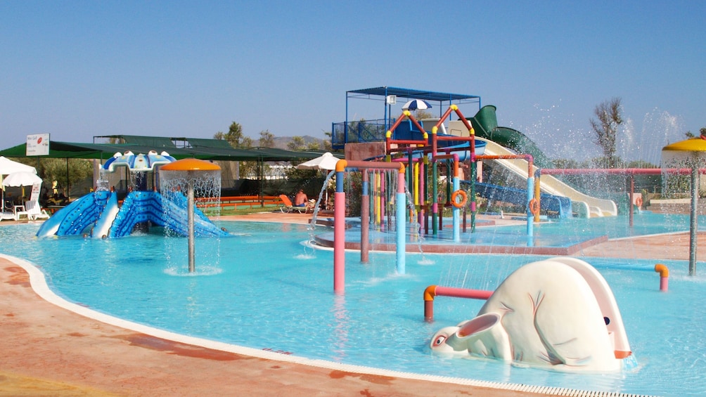 Carregar foto 5 de 5. Children water play area at water park on Ionian Islands