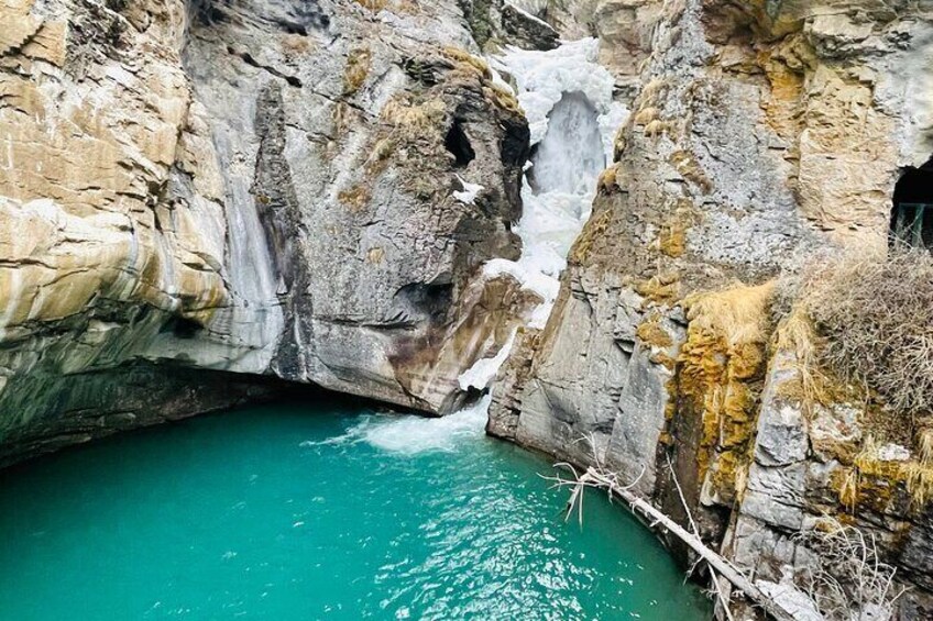 Explore Banff’s Wonders: Lake Louise, Moraine Lake, and Beyond